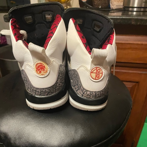 Size 6 which is a woman’s size 7. Retro Jordans in good condition. - Picture 2 of 4